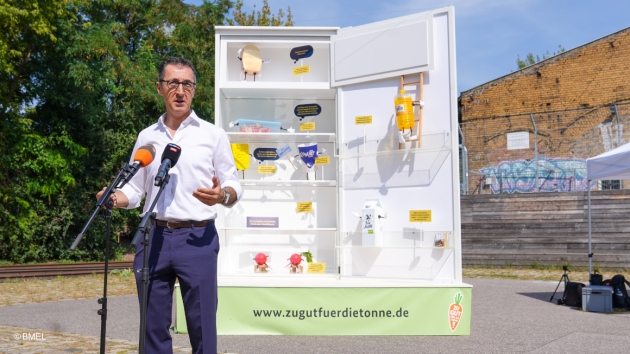 Neuauflage der BMEL-Initiative "Zu gut für die Tonne!" - mit Info-Kühlschrank - Bundesministers für Ernährung und Landwirtschaft Cem Özdemir in Berlin bei der Neuauflage der Initiative "Zu gut für die Tonne!" - Quelle: BMEL